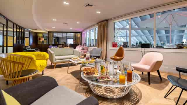 Modern lounge area in Room Réunion La Défense, perfect for meetings and networking events.