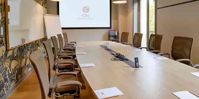 Monceau Vélasquez conference room with sleek table, perfect for corporate meetings and workshops.