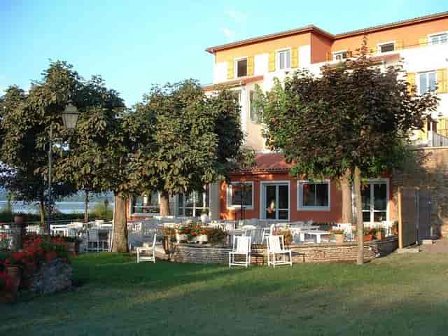 Charming outdoor restaurant venue with lush greenery, ideal for events and gatherings.