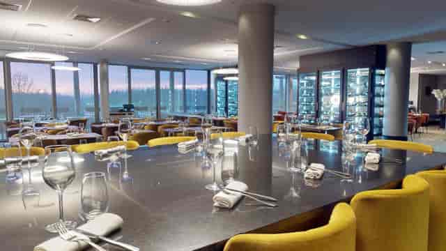 Modern restaurant interior at DoubleTree Lyon for elegant events and meetings.