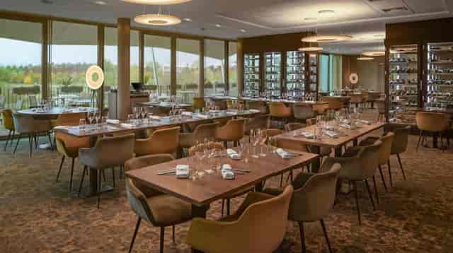 Modern dining space at DoubleTree Lyon for corporate events and networking dinners.