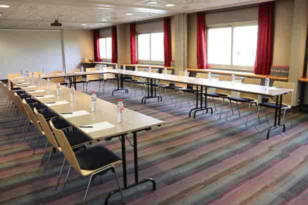 U-shaped banquet room in Hôtel des Congrès, ideal for meetings and training events.