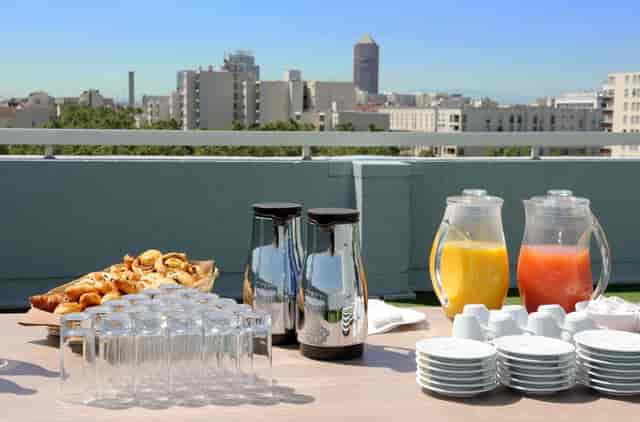 Outdoor breakfast setup at Hôtel des Congrès, perfect for meetings and networking.