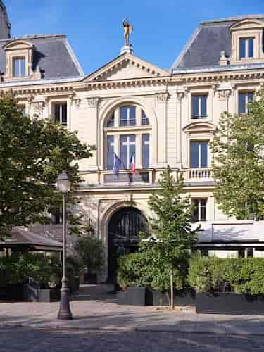 Elegant historic venue exterior, perfect for conferences and receptions at Hôtel de l'Industrie.