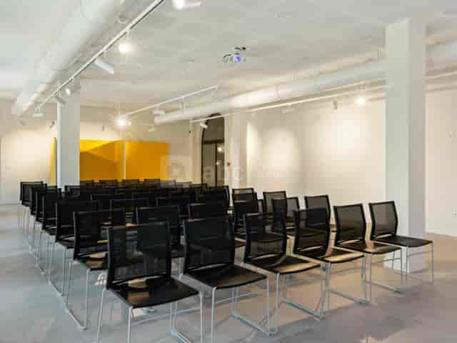 Versatile meeting space in Fort de Vaise, ideal for professional workshops and presentations.