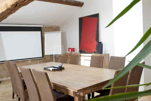 Modern meeting room at L'Hermitage de Moly with large table, ideal for conferences.