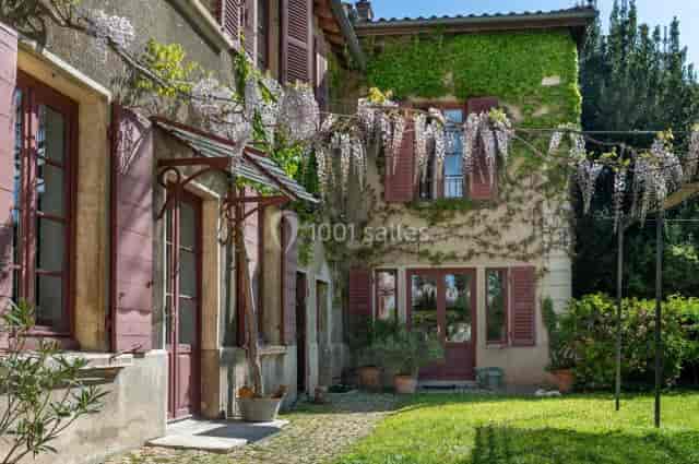 Charming outdoor venue with wisteria for weddings and retreats in L'Hermitage de Moly.