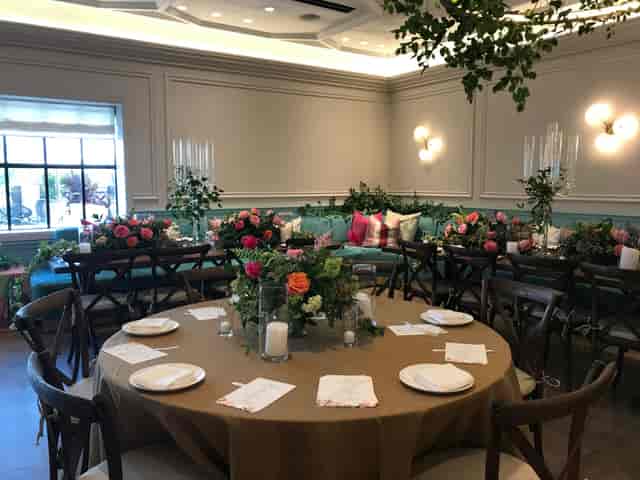 Elegant atrium meeting space in Park House Dallas with chic decor for intimate events.