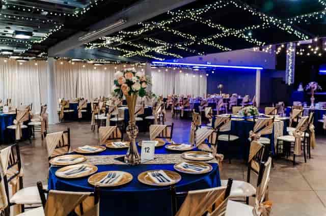 Elegant reception hall with blue tablecloths, ideal for galas and banquets.
