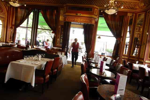 Elegant restaurant space at Grand Café des Négociants for intimate gatherings and meetings.