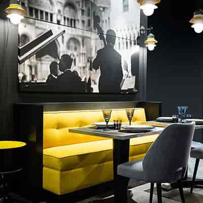 Stylish dining space in L'Atelier du Goût for intimate networking events.