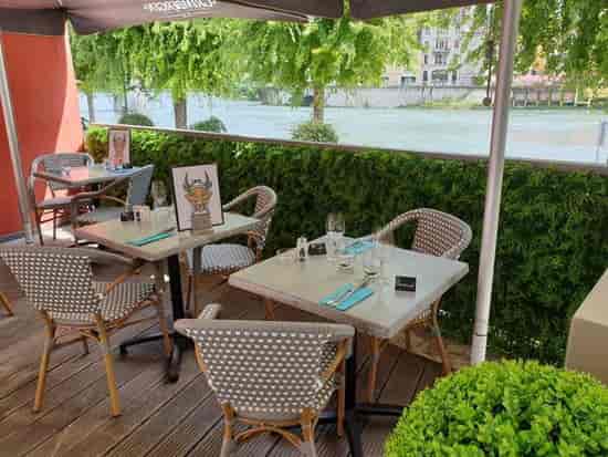 Outdoor dining area at Le Rive Droite, perfect for casual business meetings and events.