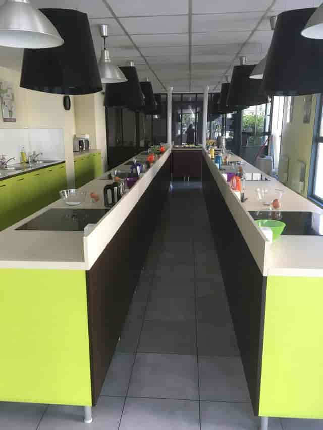 Modern kitchen with dual islands for culinary events at L'atelier Gourmand.