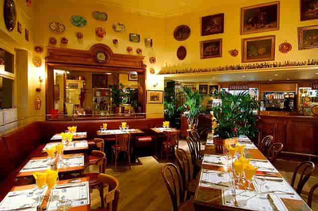 Alt tag: Charming restaurant with vintage decor, perfect for casual meetings or celebrations.
