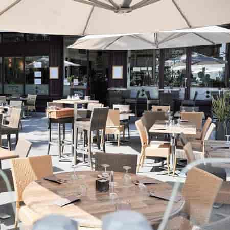 Outdoor dining area at Grand Café de la Préfecture, perfect for casual networking events.