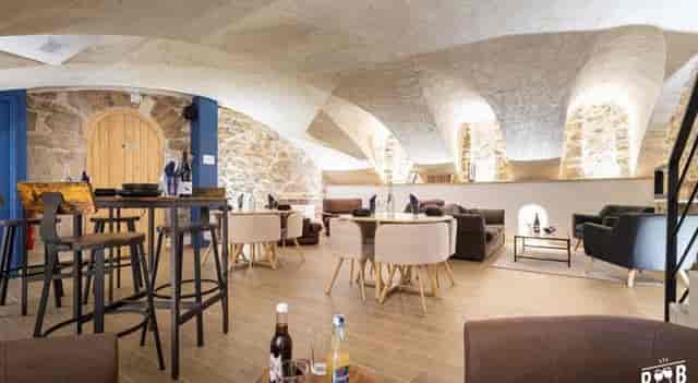 Modular lounge at Bistrot de Lyon, ideal for networking events with rustic stone walls.