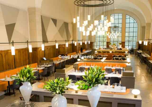 Elegant restaurant venue with natural light for events and celebrations in Le Grand Réfectoire.