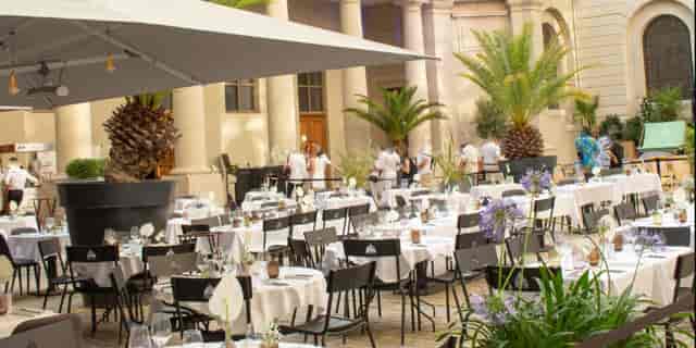 Elegant outdoor dining setup at Le Grand Réfectoire for upscale events.