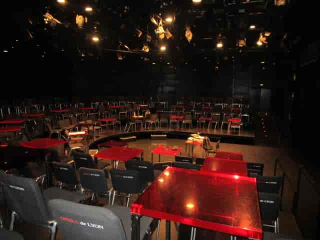 L'Amphi at Opéra Lyon: versatile venue with flexible seating for workshops and events.