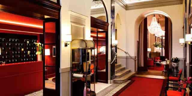 Elegant meeting room at Hôtel Carlton Lyon, perfect for conferences and networking events.