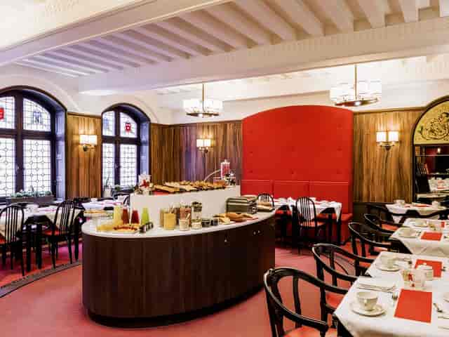 Elegant meeting room at Hôtel Carlton Lyon with wooden accents and natural light.