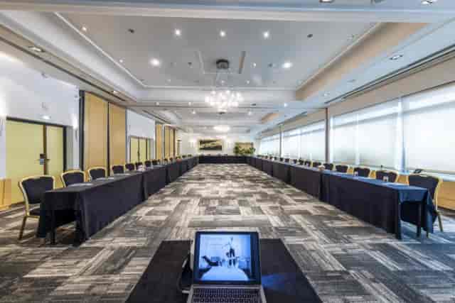 Corporate meeting space with U-shaped tables at Sofitel Lyon Bellecour, ideal for events.