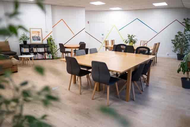 Modern coworking space at La Cordée, ideal for workshops and team meetings.