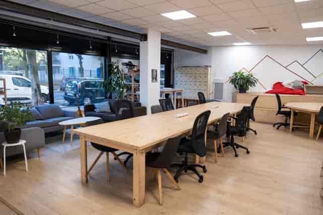 Modern coworking space in La Cordée, ideal for meetings and workshops.