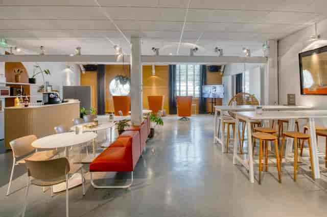 Versatile exhibition space with modern decor, ideal for networking events and gatherings.