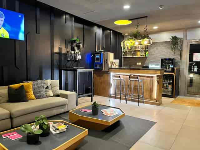Modern lounge in Q7 Lodge Main Hall, ideal for networking and casual meetings.