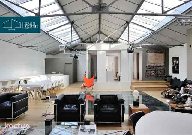 Modern event space with skylights, ideal for creative meetings and gatherings.