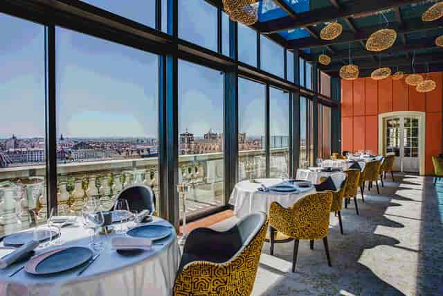 Elegant Villa Florentine dining room with skyline view, perfect for private events.