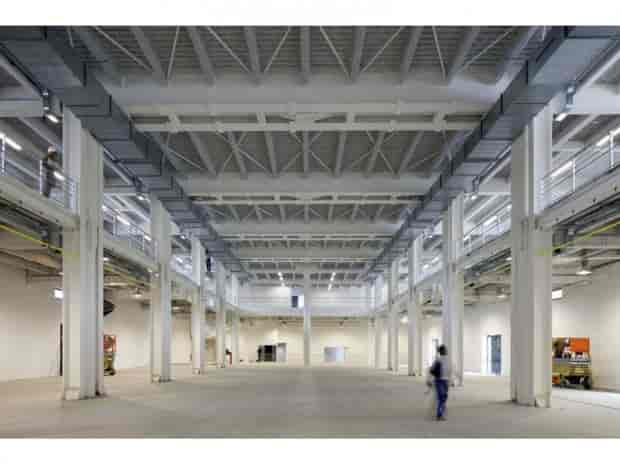 Espace 1930 event venue with high ceilings, perfect for conferences and trade shows.