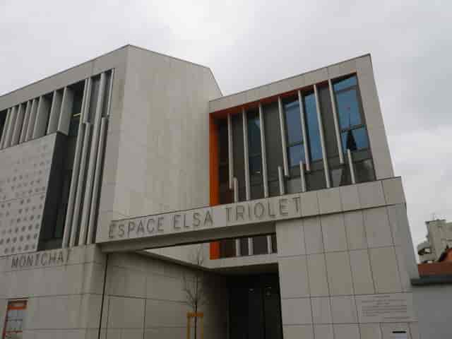 Modern Espace Jeunes venue with sleek design, perfect for conferences and community events.