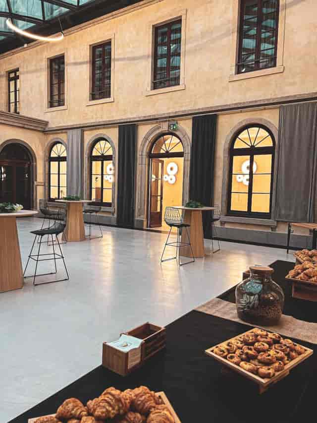 Stylish La Cour Carrée event space with modern decor, ideal for networking and gatherings.