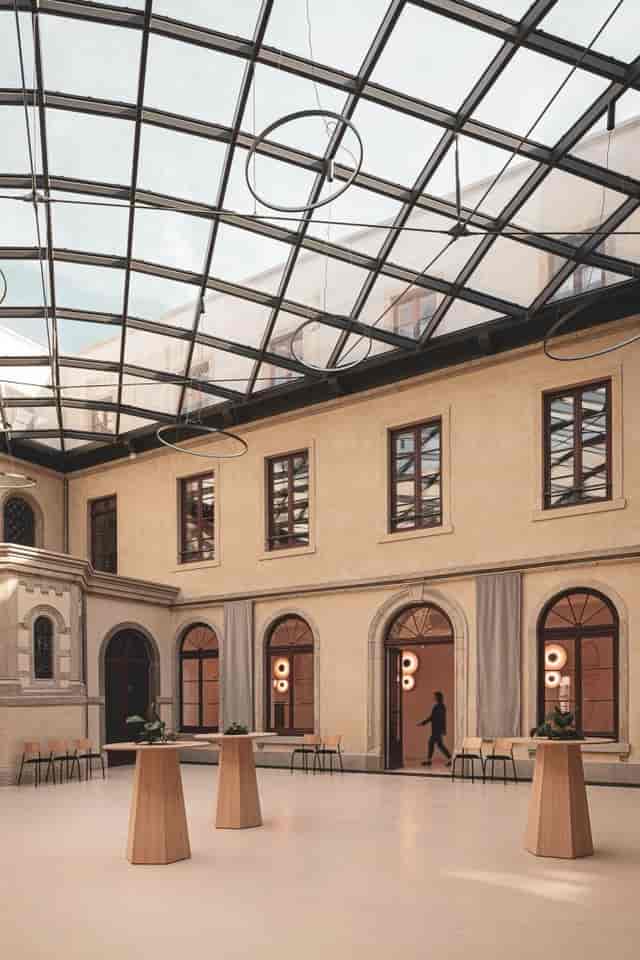 Salle Le Grand Salon: elegant venue with glass ceiling, perfect for corporate events.