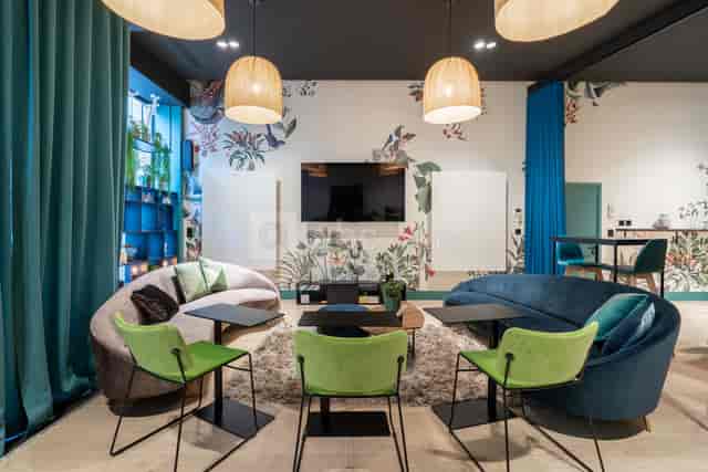 Modern meeting space at La Bulle Green with vibrant decor for collaborative gatherings.