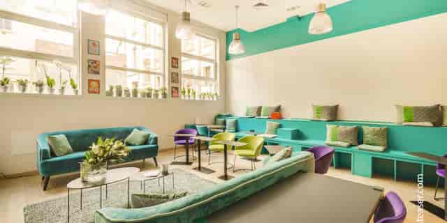 Modern meeting room with vibrant decor for creative team collaboration and brainstorming.