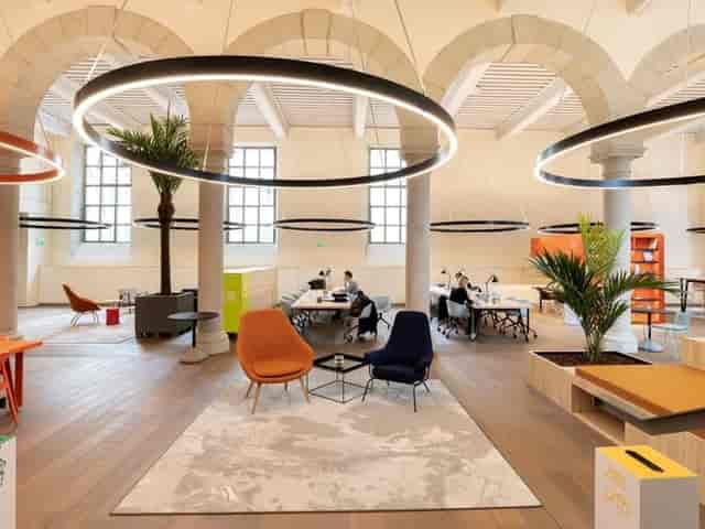 Modern coworking space in La MIETE, ideal for workshops and brainstorming sessions.