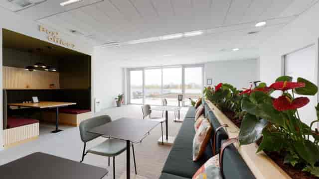Modern coworking space in La MIETE with natural light for meetings and networking.