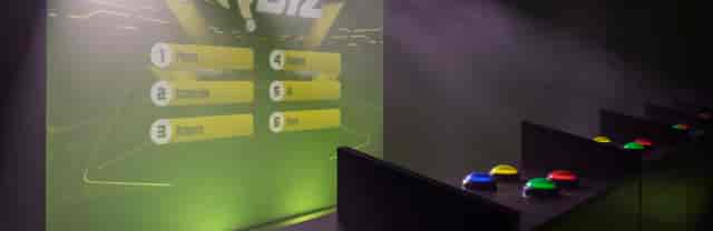 Interactive quiz setup at Blind Test Musical event with vibrant green backdrop.