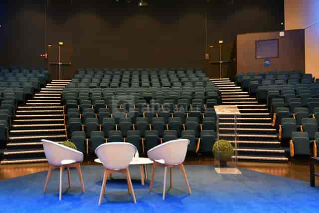 Amphithéâtre with tiered seating, ready for a panel discussion in Lyon.