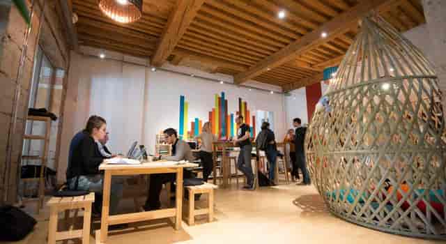 Vibrant meeting room with wooden accents, ideal for workshops and networking events.