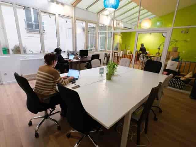 Modern conference room with bright decor, ideal for creative meetings and workshops.