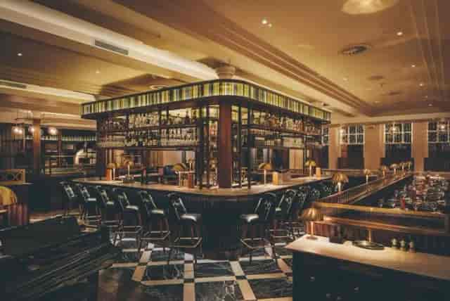Sophisticated bar at Gusto Italian, ideal for networking events and celebrations.