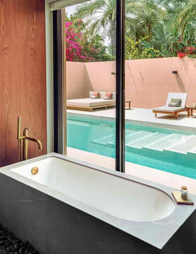 Polo ballroom at Meliá Desert Palm with luxurious bathtub for events and wellness retreats.