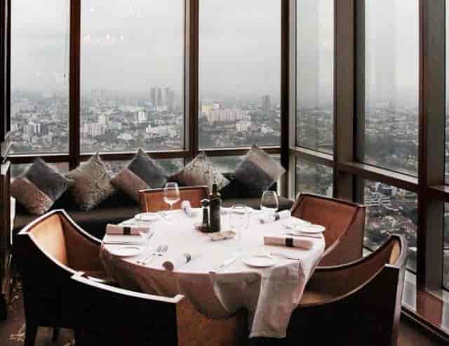 Stylish dining area at Enmaru with panoramic city views for exclusive events.
