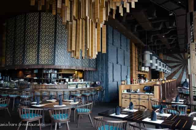 Modern restaurant Enmaru in Altitude, featuring wooden decor for stylish events.