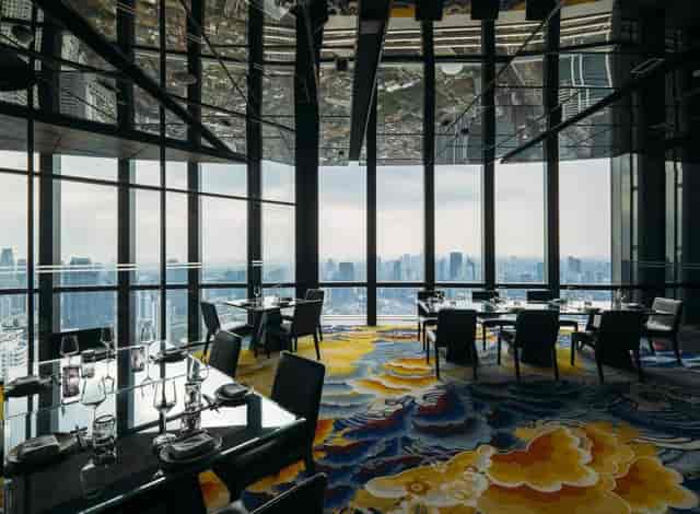 Sophisticated bar with city views, perfect for corporate events and exclusive meetings.