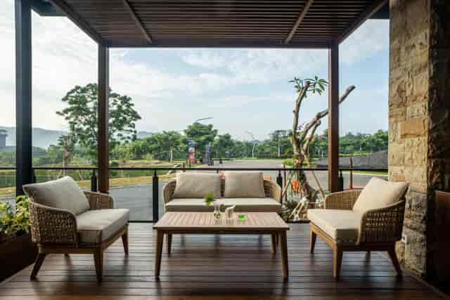 Outdoor seating at Teras Summarecon Serpong, ideal for networking and meetings.